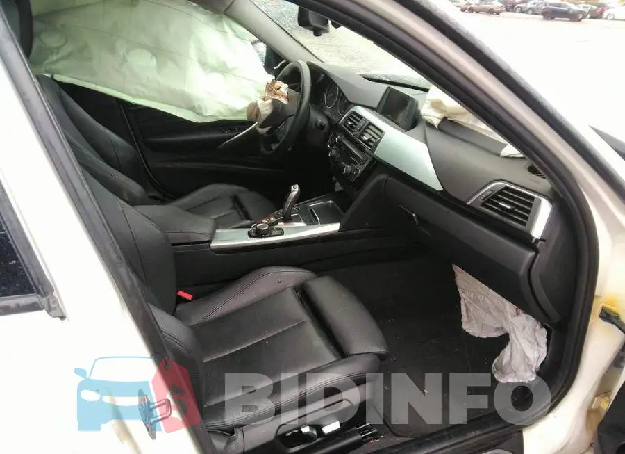 WBA8A3C52GK689012 Photo# 5