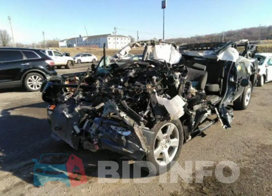 3GTU2MEC4HG371093 Photo# 7