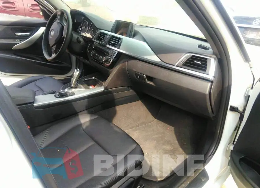 WBA8A3C56HK691816 Photo# 5