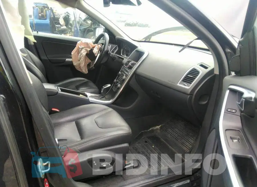 YV4902RC2F2611755 Photo# 5