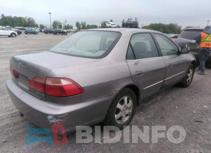 1HGCG567XYA811466 Photo# 4
