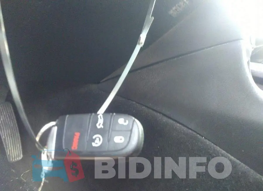 2C3CDXJG0GH237975 Photo# 11