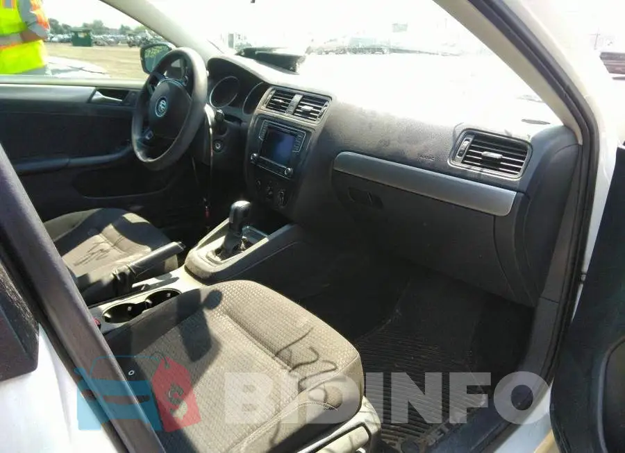 3VW267AJ2GM325793 Photo# 5