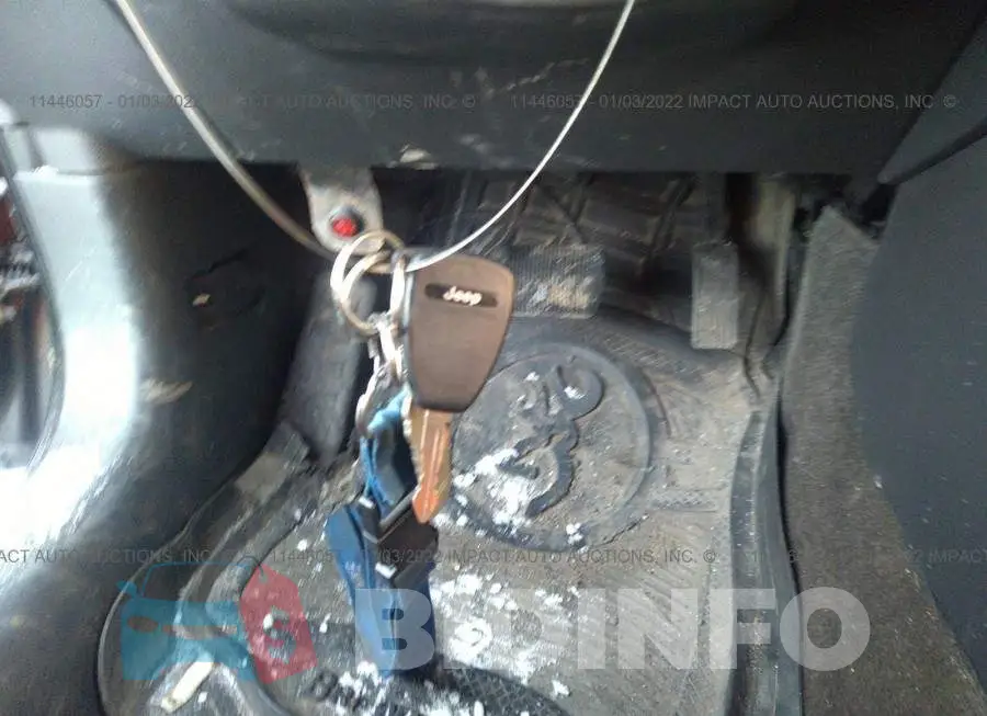 1C4NJRAB8HD172062 Photo# 11