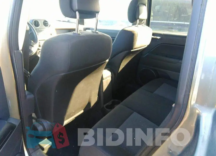 1C4NJDAB6CD671437 Photo# 8