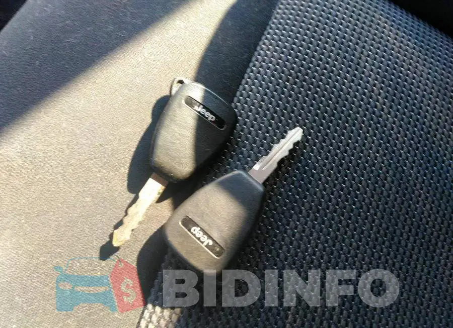 1C4NJDAB6CD671437 Photo# 11