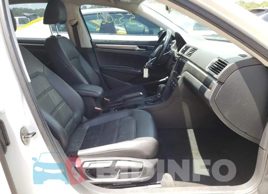 1VWDT7A3XHC002761 Photo# 5