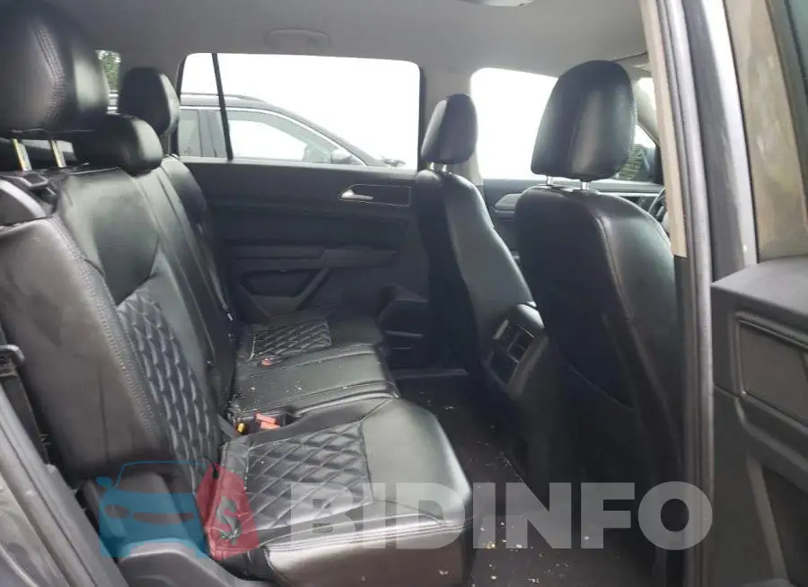 1V2AP2CAXJC532144 Photo# 6