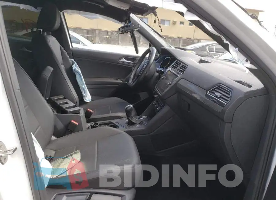 3VV3B7AX1LM148186 Photo# 5 3VV3B7AX1LM148186 Photo# 5