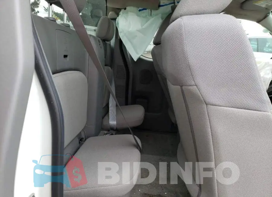 1N6BD0CT4JN700866 Photo# 6