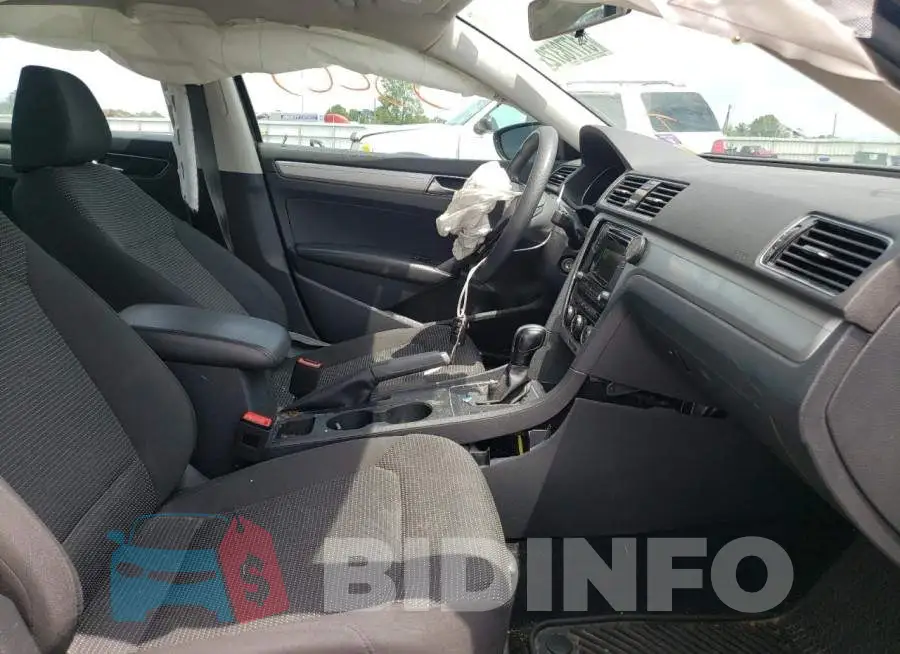 1VWAA7A38JC052413 Photo# 5