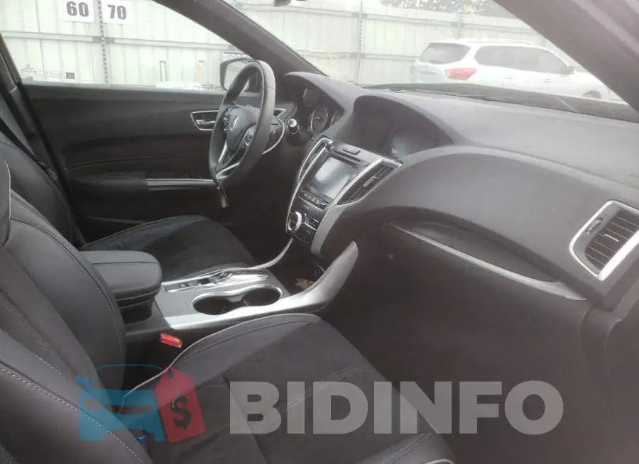 19UUB2F65JA006716 Photo# 5