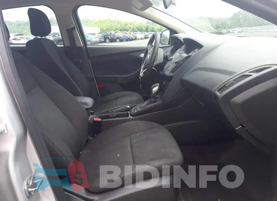 1FADP3F22JL257626 Photo# 5