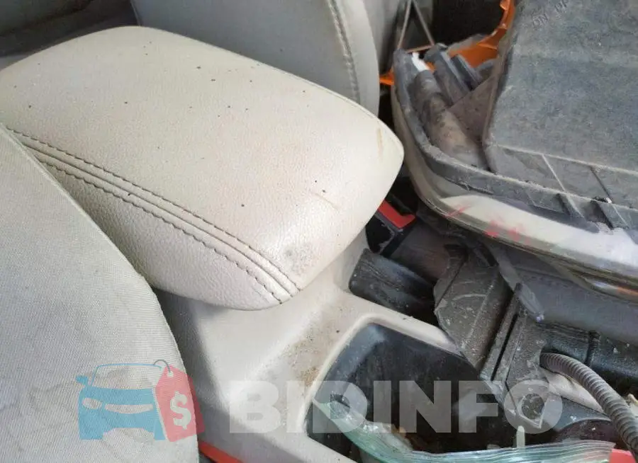 1FADP3F24JL242044 Photo# 9