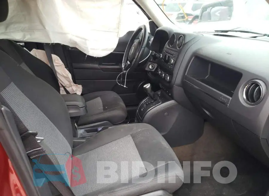 1C4NJPFB2GD569746 Photo# 5