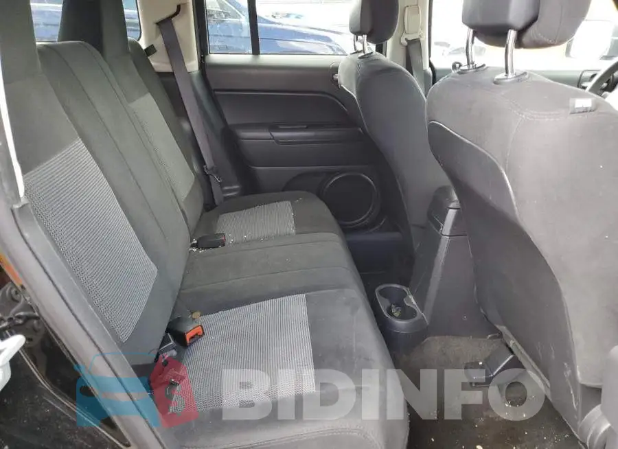 1C4NJPBBXGD801628 Photo# 6