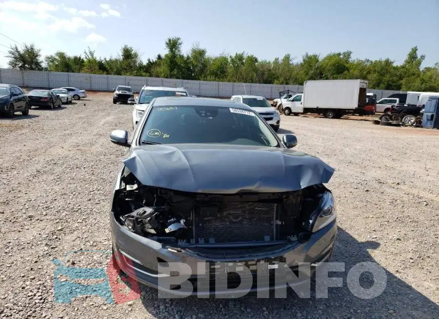 LYV402FM3GB110657 Photo# 9
