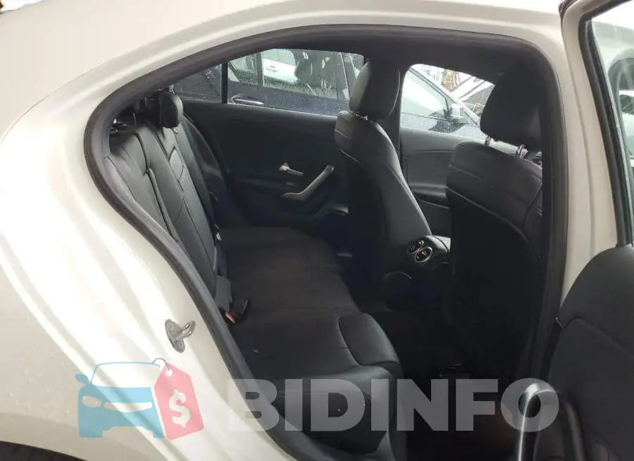 WDD3G4FB2KW015677 Photo# 6
