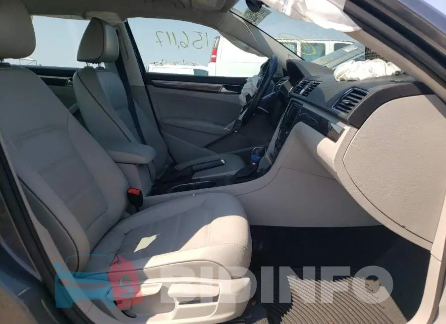 1VWGT7A3XHC004717 Photo# 5