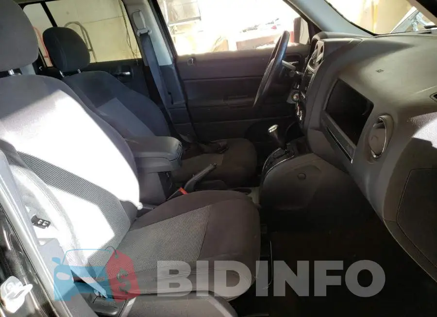 1C4NJRFB1GD618883 Photo# 5