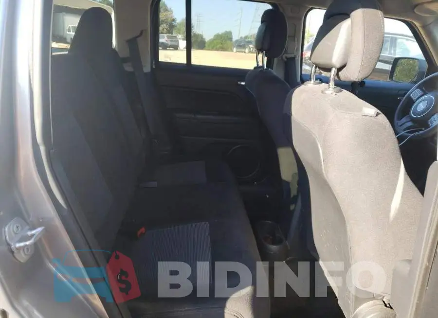 1C4NJRBB6GD521801 Photo# 6
