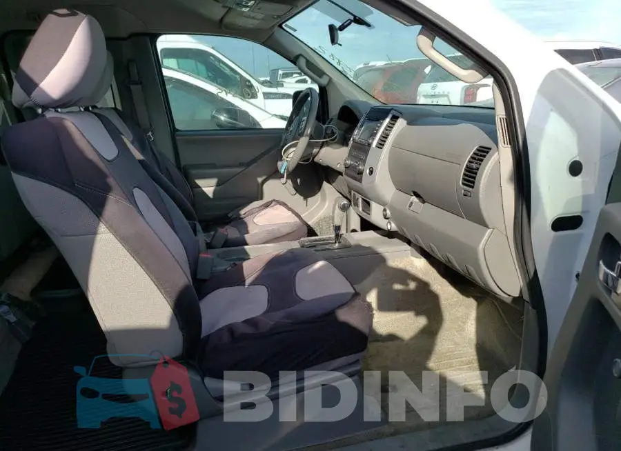 1N6BD0CT4HN732985 Photo# 5