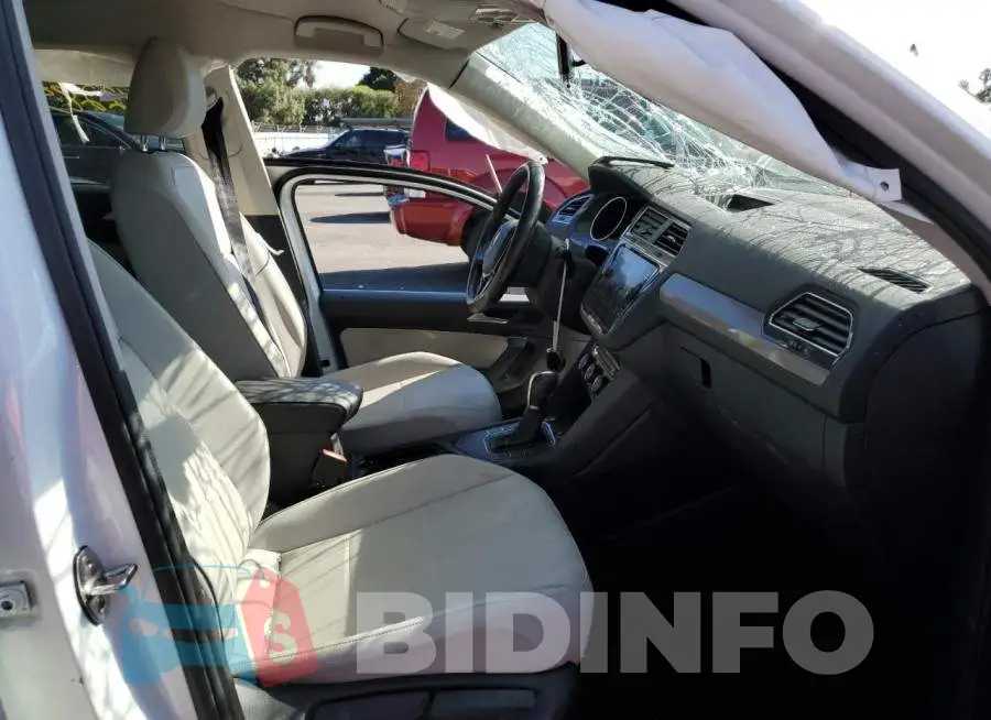 3VV3B7AX8KM142223 Photo# 5