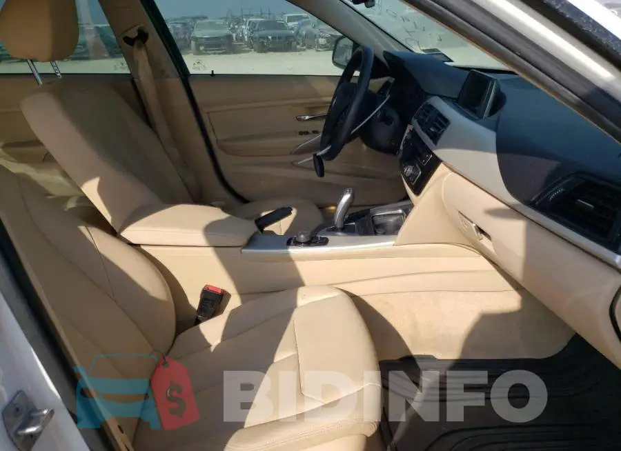 WBA8E1G55GNU12470 Photo# 5