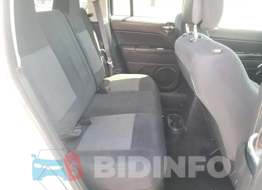 1C4NJPFB9HD184802 Photo# 6