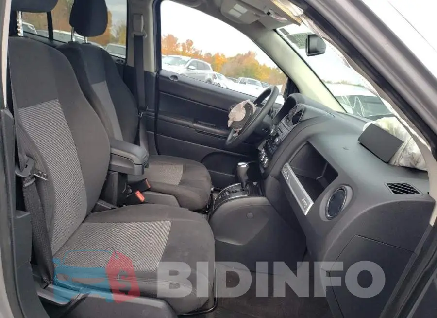1C4NJCBAXHD146985 Photo# 5