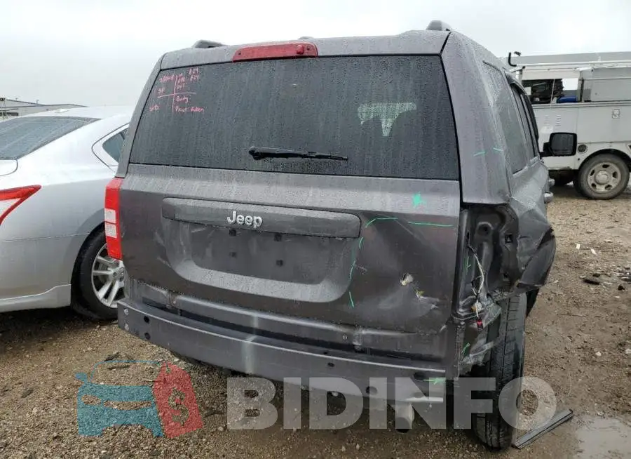 1C4NJPBB8HD203832 Photo# 9