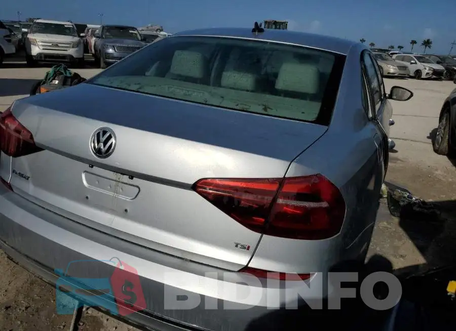 1VWLA7A33KC008457 Photo# 4