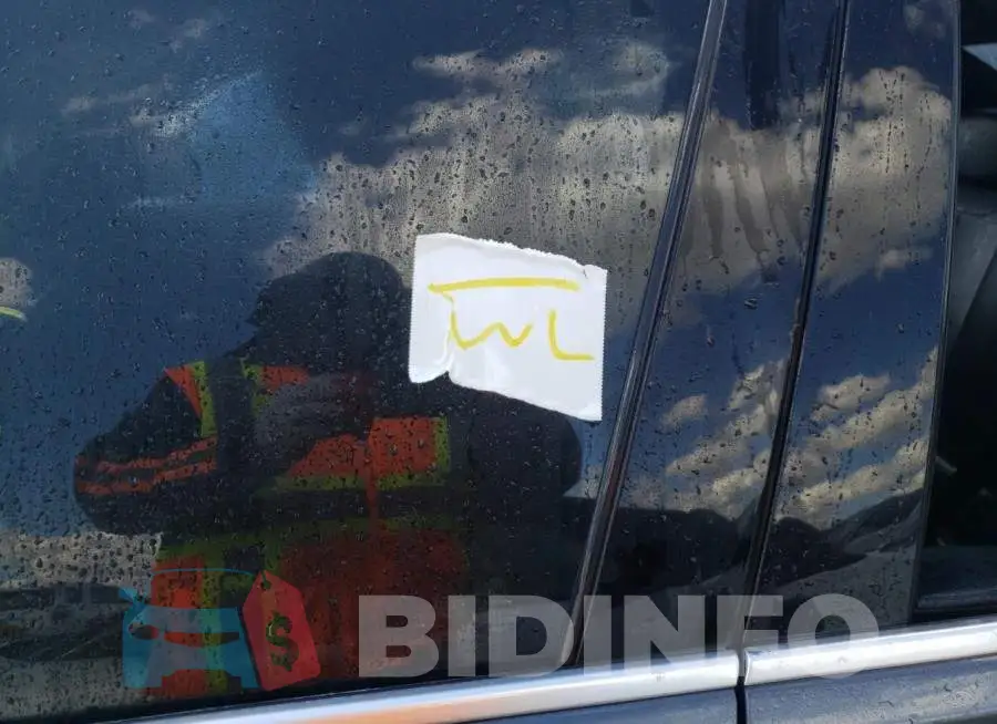 WBA8B9G55JNU97762 Photo# 9