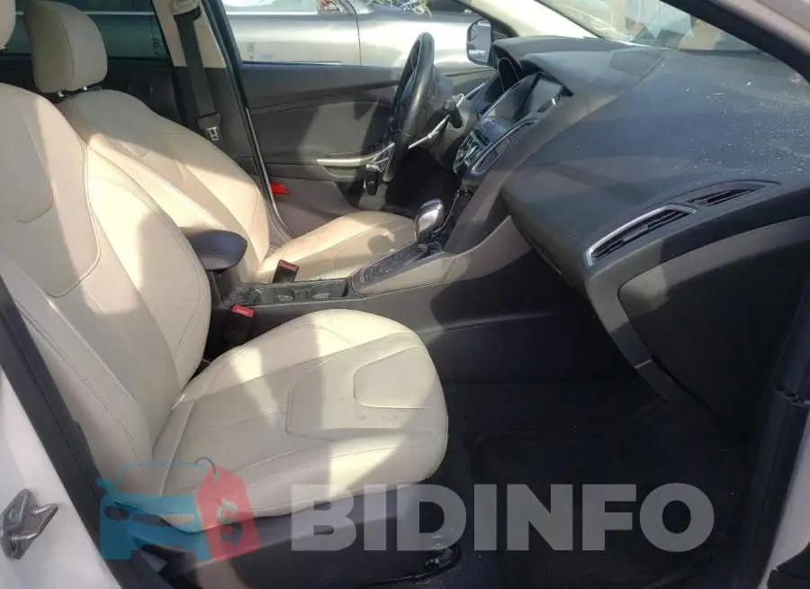 1FADP3N22FL268571 Photo# 5