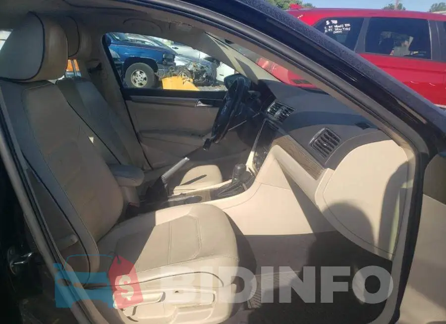 1VWGT7A3XHC072810 Photo# 5