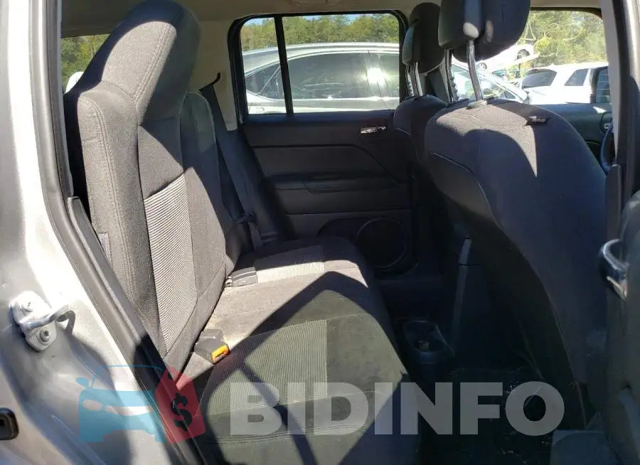 1C4NJPFB1GD569723 Photo# 6