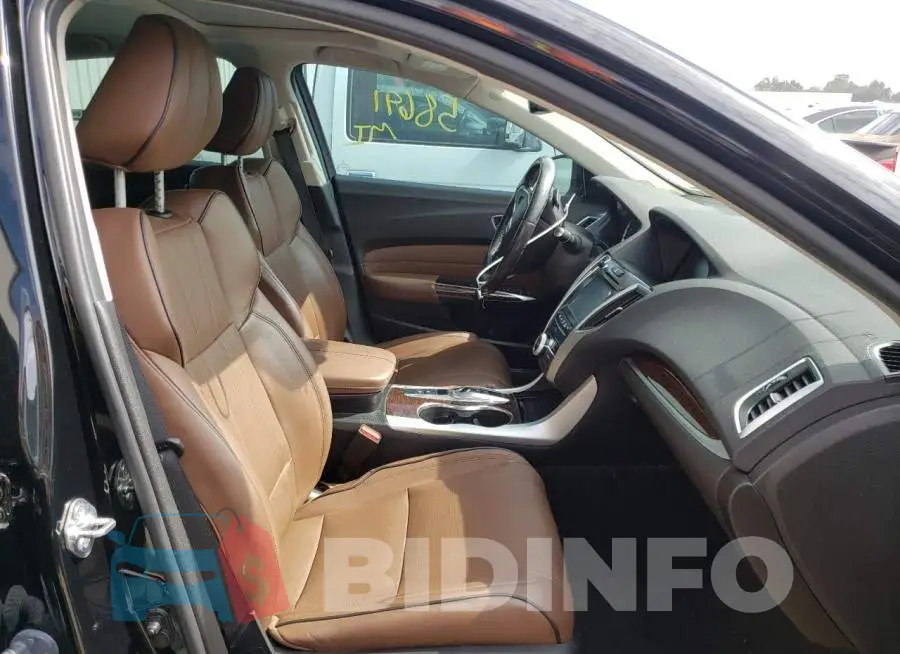 19UUB2F57JA009933 Photo# 5