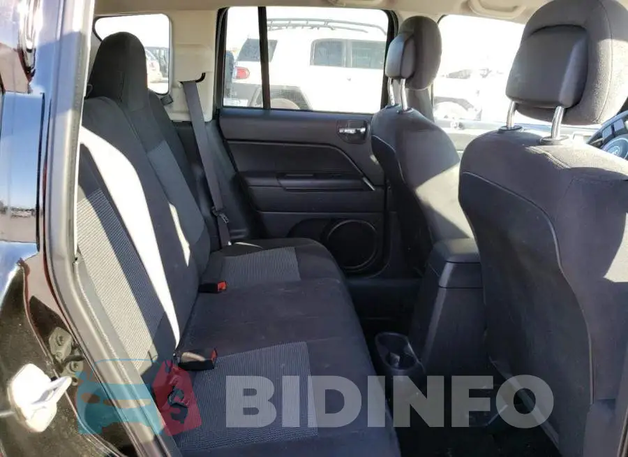 1C4NJCBA7GD559896 Photo# 11