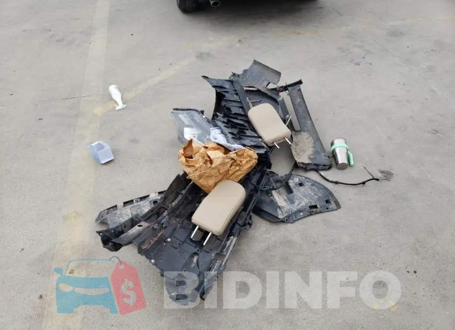 JA4AD3A32GZ065015 Photo# 13