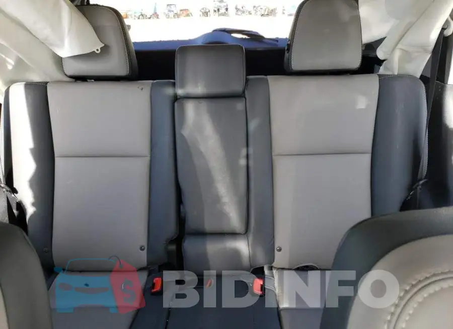 2T3YFREV8FW221747 Photo# 10