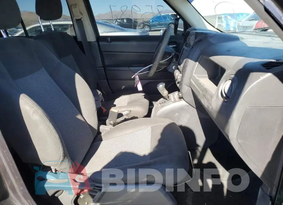 1C4NJPBB8GD588937 Photo# 5