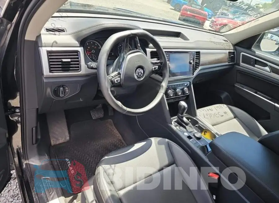 1V2MR2CA6JC570235 Photo# 5