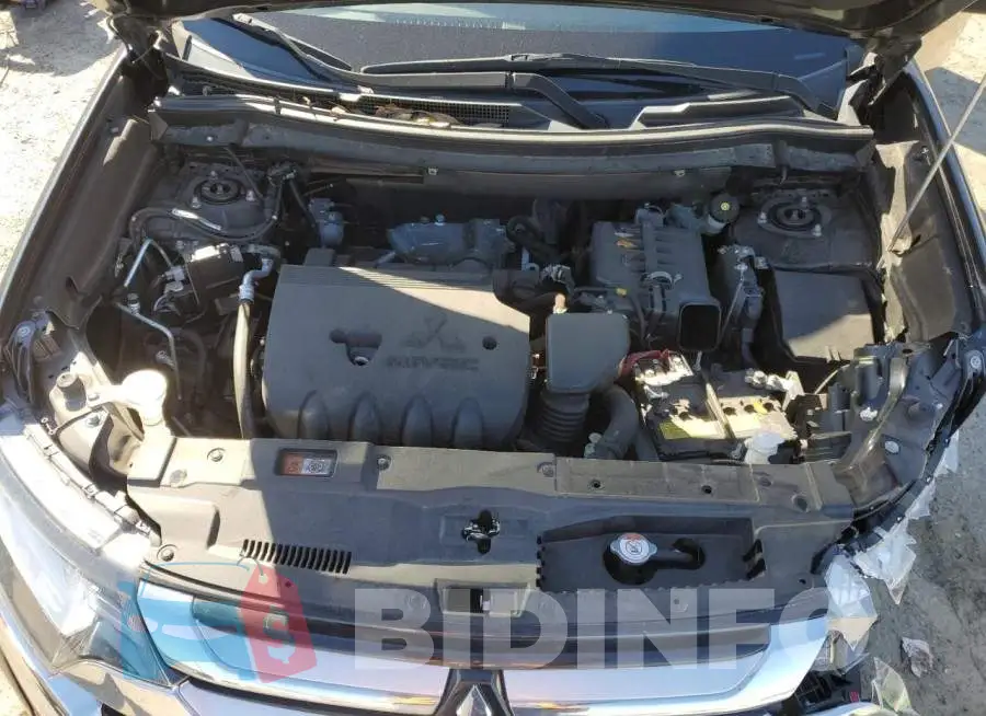 JA4AD3A33JZ011813 Photo# 12