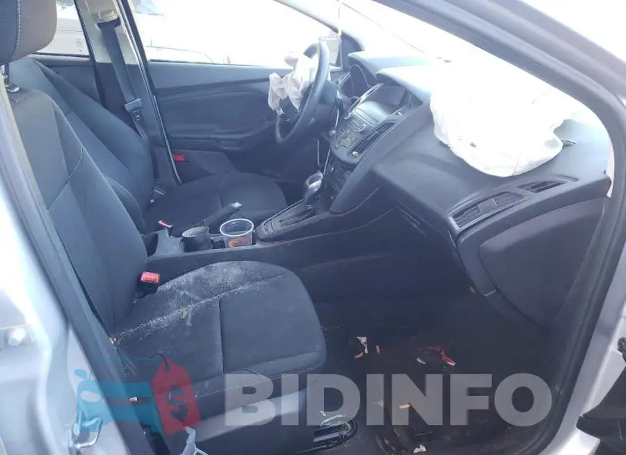 1FADP3E27JL274861 Photo# 5