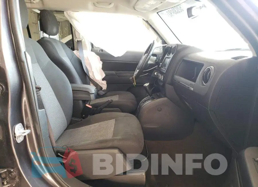 1C4NJPFB8GD716538 Photo# 5