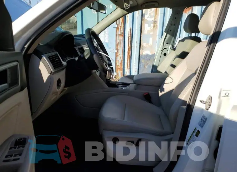 1V2CR2CA6JC533701 Photo# 7