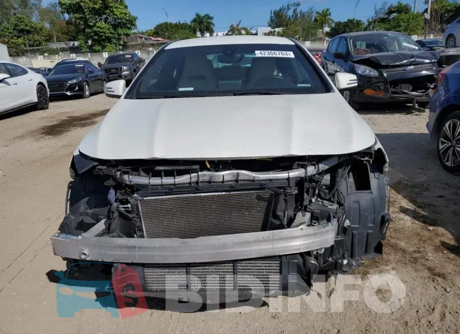 WDDSJ4EB1JN612077 Photo# 5