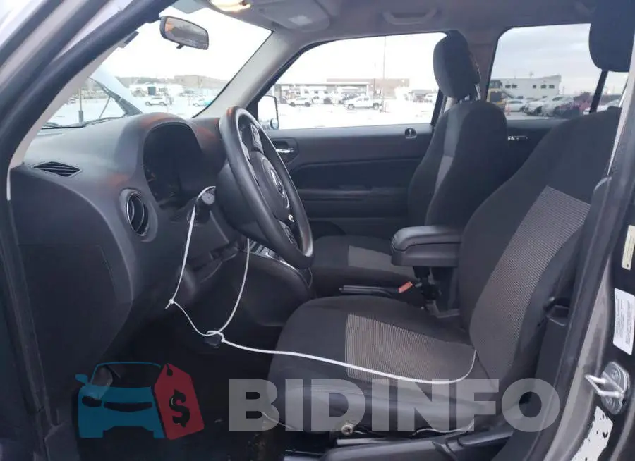 1C4NJRBBXED595932 Photo# 7