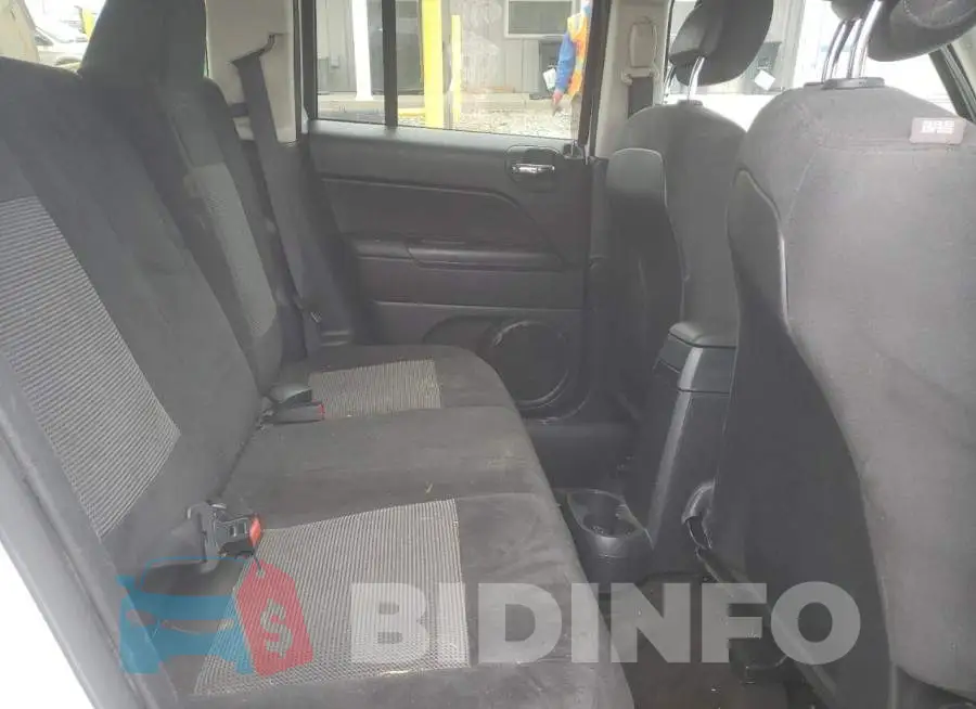 1C4NJPBB8GD643046 Photo# 11