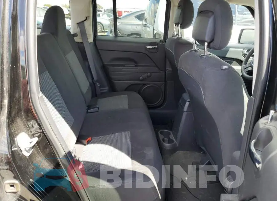 1C4NJPBAXGD815326 Photo# 10
